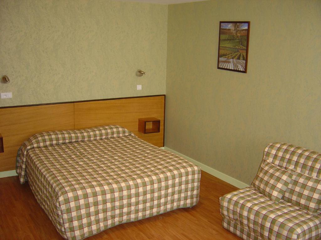 ホテル Logis Des Trois Maures Couches エクステリア 写真
