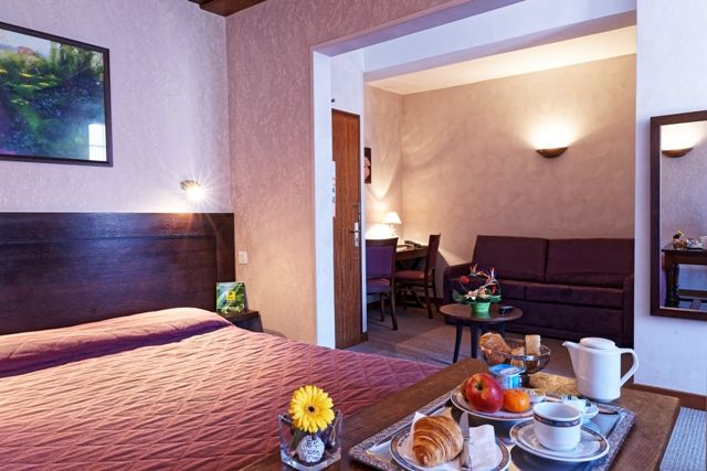 ホテル Logis Des Trois Maures Couches エクステリア 写真